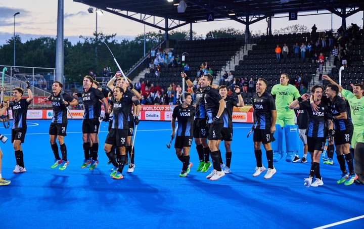 Los Leones luego de un triunfo valioso ante Inglaterra en el arranque de la segunda fase. Foto @FIH