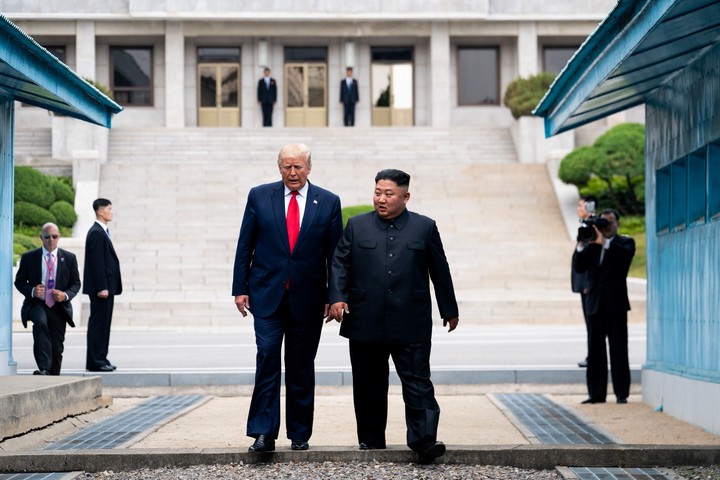 El presidente Donald Trump, a la izquierda, camina con Kim Jong-un, líder de Corea del Norte, en el lado norcoreano de la Zona Desmilitarizada entre Corea del Norte y Corea del Sur, en Panmunjom, el 30 de junio de 2019. (Erin Schaff/The New York Times)