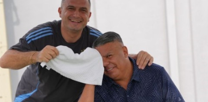 Arde la interna en Independiente: los carteles en contra del Kun Agüero y del "secanucas" de Tapia, Luciano Nakis