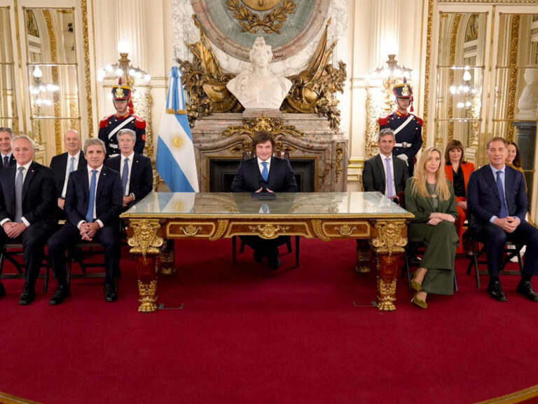 Argentina, la mejor en superávit, la peor en riesgo país