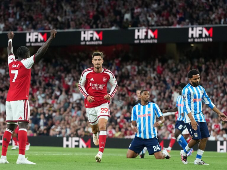 Arsenal inició la defensa de su título en la Premier League con una goleada sobre Coventry City