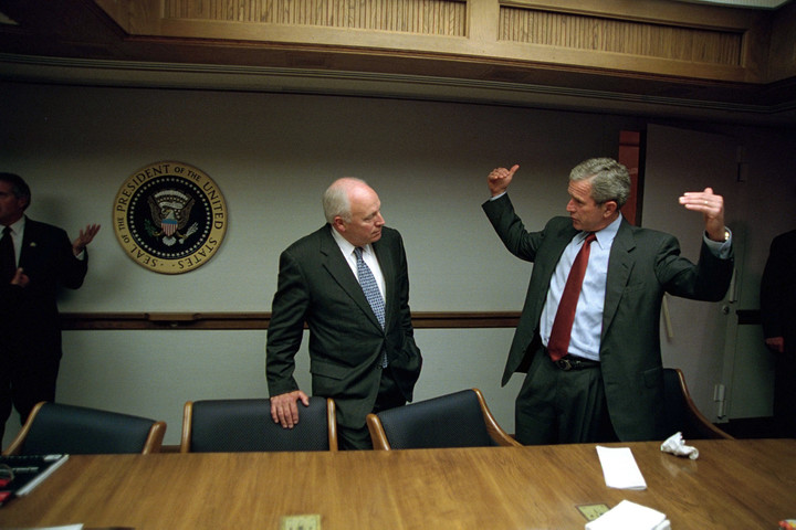 George Bush y Dick Cheney en el búnker de la Casa Blanca tras los atentados del 11 S. Foto: AP