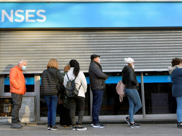 Bono para jubilados de la mínima: por el "congelamiento", ese pago extra perdió 70% de su poder de compra