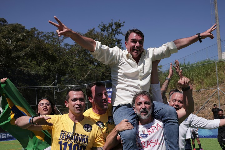 Brasil entra en una nueva fase de la campaña electoral con Lula da Silva y Flávio Bolsonaro bajo la lupa por sospechas de corrupción