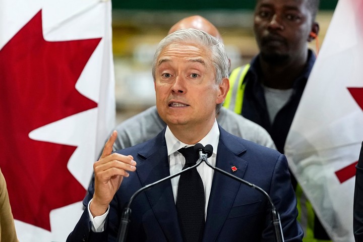 El ministro de Finanzas canadiense  Francois-Philippe Champagne habla sore los aranceles. Foto: Ap