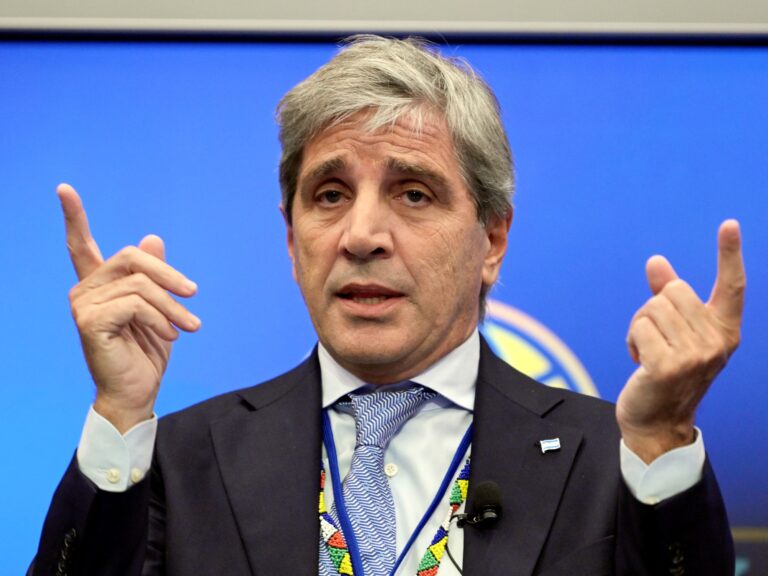 Caputo en EE.UU: defendió la reforma del Banco Central y dijo que la estabilidad económica será la base para el crecimiento