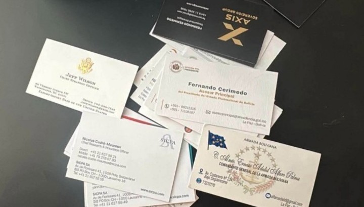 Las tarjetas de presentación de Fernando Cerimedo