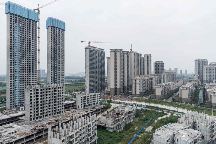 Un complejo de viviendas en construcción, uno de los proyectos de Evergrande en Wuhan, China, en una imagen de 2023. Foto: AFP 