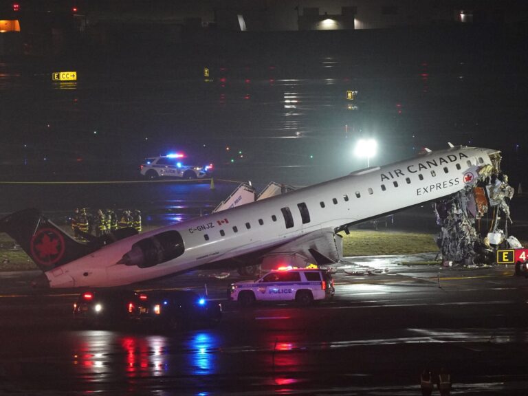 Choque fatal en Nueva York: investigan a dos controladores aéreos que dejaron su puesto antes de tiempo