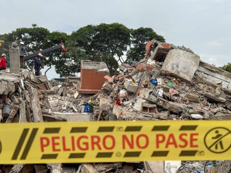 Colombia: el ministro de Vivienda se va de vacaciones a la playa en medio de la crisis por el terremoto