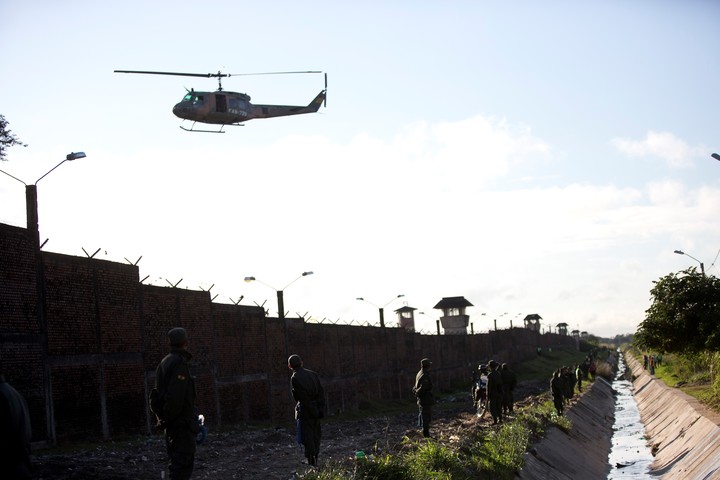 Un helicóptero custodia los muros de Palmasola, antes de una visita del papa Francisco. Foto AP