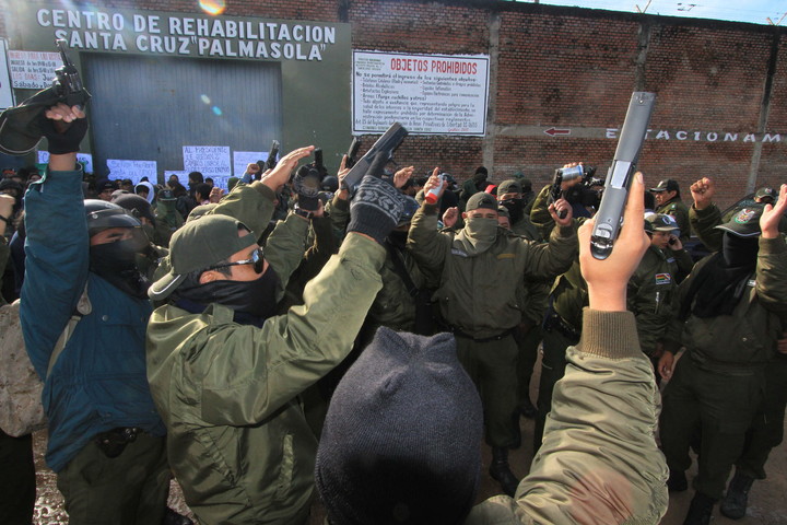 Policías bolivianos se "acuartelaron" en Palmasola en 2012. Foto EFE