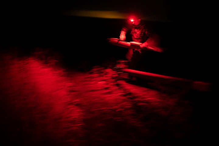 Un soldado que se apresura a preparar un dron para el vuelo. Foto de Tyler Hicks para The New York Times.