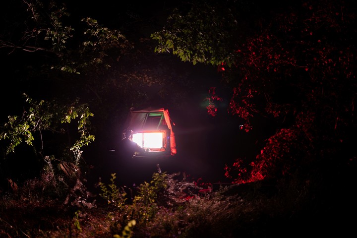 Un operador de drones que analiza imágenes de satélite para localizar a las tropas rusas situadas a 30 kilómetros de distancia. Foto de Tyler Hicks para The New York Times.