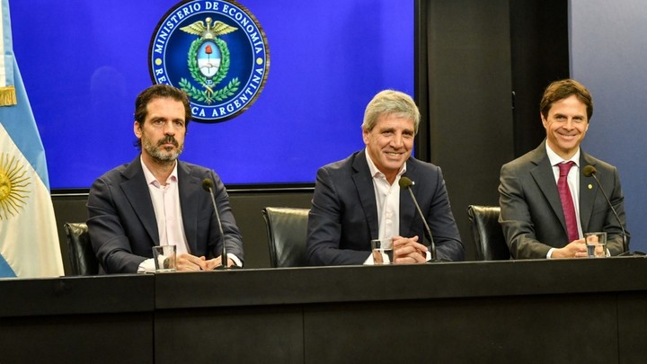 El ministro de Economía, Luis Caputo, anunció un plan para impulsar los créditos hipotecarios. Foto: prensa de Economía