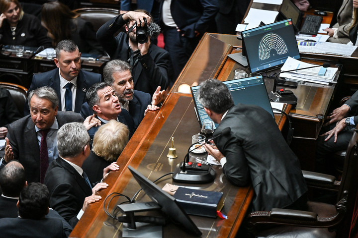 Quejas en el escritorio de Menem por la votación en particular del proyecto de reforma del Banco Central Foto Federico López Claro