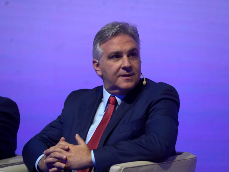 Córdoba se diferencia del Gobierno y lanza un plan para ayudar a las familias endeudadas: "Aliviar la deuda familiar no es un gasto, es la mejor inversión"