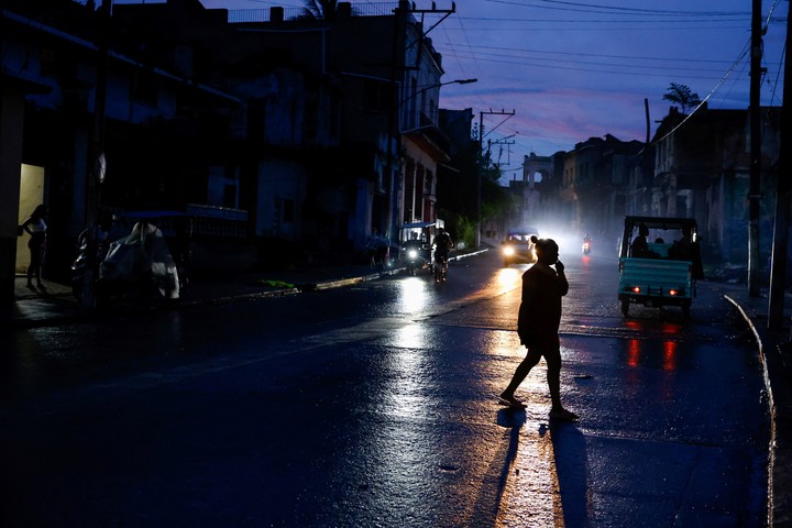 La Habana sufre cortes de luz de 20 horas en medio de un bloqueo estadounidense que ha estrangulado a la isla sin combustible. Foto Reuters