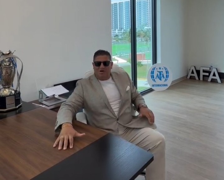 El excéntrico pastor Milad Soleimani promociona un evento desde la sede de la AFA en Miami. Captura Instagram