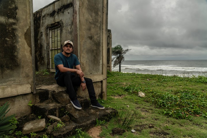 Carlos Téllez-Sánchez en la playa de Marshall, Liberia, el 23 de agosto de 2026. (Carielle Doe/The New York Times)