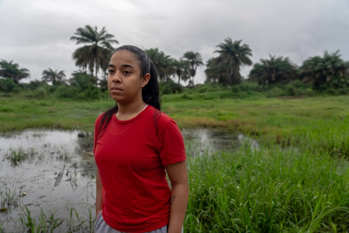 Paola Dos Santos, deportada a Liberia, aparece de pie cerca del hotel donde se hospeda en Marshall, Liberia, el 23 de agosto de 2026. (Carielle Doe/The New York Times)