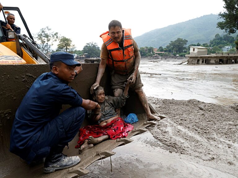 Desastre en Nepal: las fotos y videos más impactantes de la riada que dejó decenas de muertos y desaparecidos