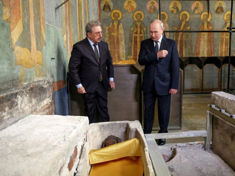 Descubrieron el sarcófago del príncipe ruso que derrotó a los mongoles en el siglo XIV y Putin le rindió tributo: "Es un hallazgo único y milagroso"