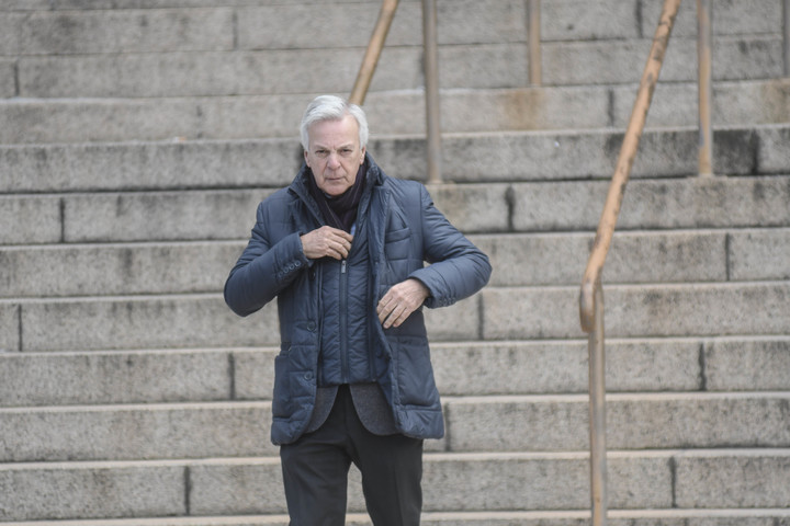 Martín Irurzun saliendo de los tribunales de Comodoro Py.