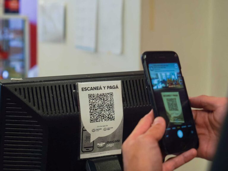 Desde hoy bancos y fintech pueden cobrar deudas directamente desde otras cuentas de cada cliente: cómo funciona y a quiénes afecta