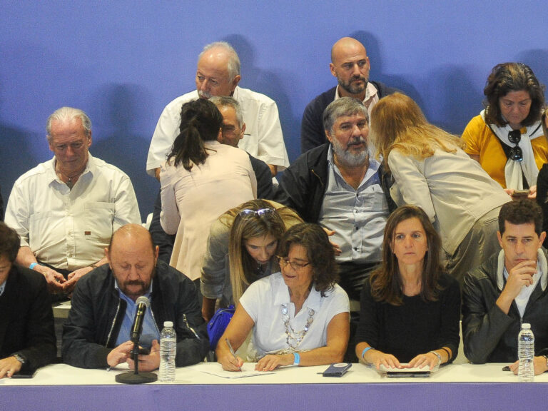Desde plantar candidatos a ir a la Corte contra una re-reelección: el peronismo sube la presión a los gobernadores por las PASO