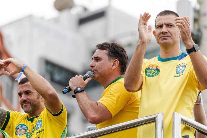 Flavio Bolsonaro, candidato presidencial brasileño, en el centro, habla en un mitin de campaña en la playa de Copacabana. Foto Bloomberg