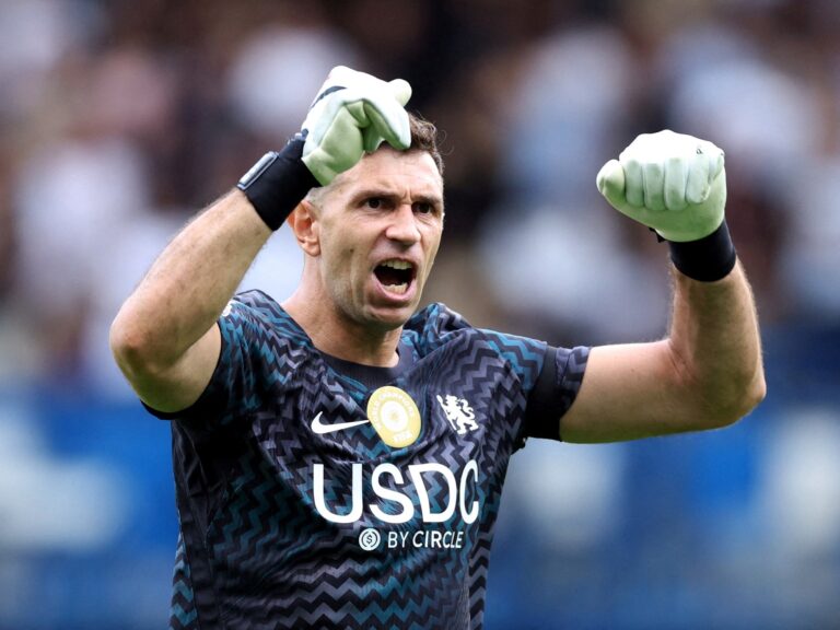 Dibu Martinez tuvo un debut agridulce en Chelsea: buenas atajadas, tres goles encajados y triunfo sobre Brighton por la Premier League