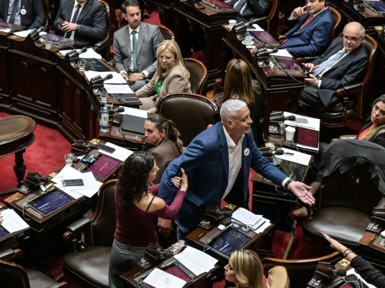 Diputados: Pietragalla denunció la presencia de un militar admirador de Videla, pero LLA lo acusó de mentir para levantar la sesión