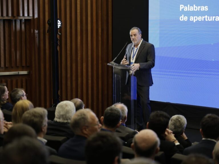 Economistas de todos los colores y empresarios se reunieron en Techint: con los recursos naturales no alcanza