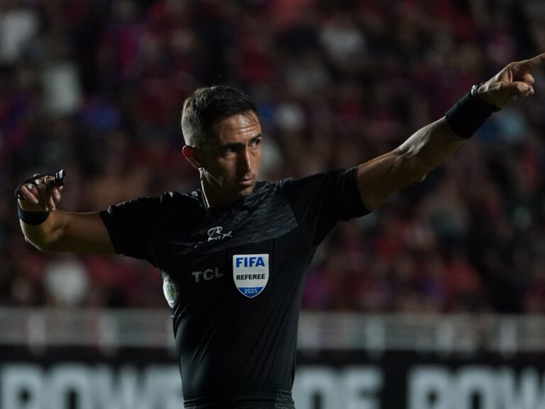 El árbitro Nazareno Arasa y el VAR Diego Ceballos, sancionados en forma exprés por la AFA tras perjudicar a Vélez: qué dice el comunicado