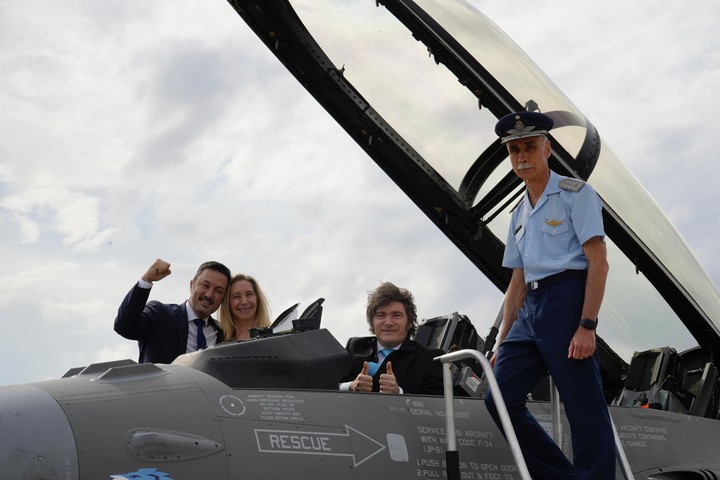 El Presidente Javier Milei probó personalmente uno de los nuevos aviones de combate F-16, junto a la Secretaria General de la Presidencia, Karina Milei; el Ministro de Defensa, Luis Petri; y el Jefe de la Fuerza Aérea, el Brigadier Mayor, Gustavo Valverde. 