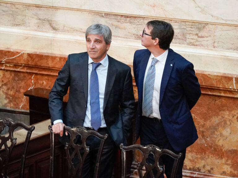 El Gobierno sostuvo el superávit en julio por un fuerte recorte de gastos y a pesar de los pagos de deuda