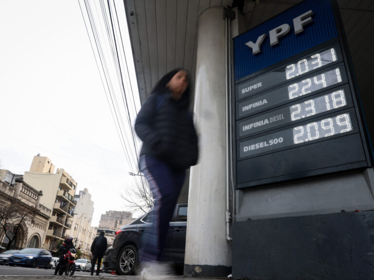 El Gobierno volvió a postergar la suba de impuestos a los combustibles para contener los precios