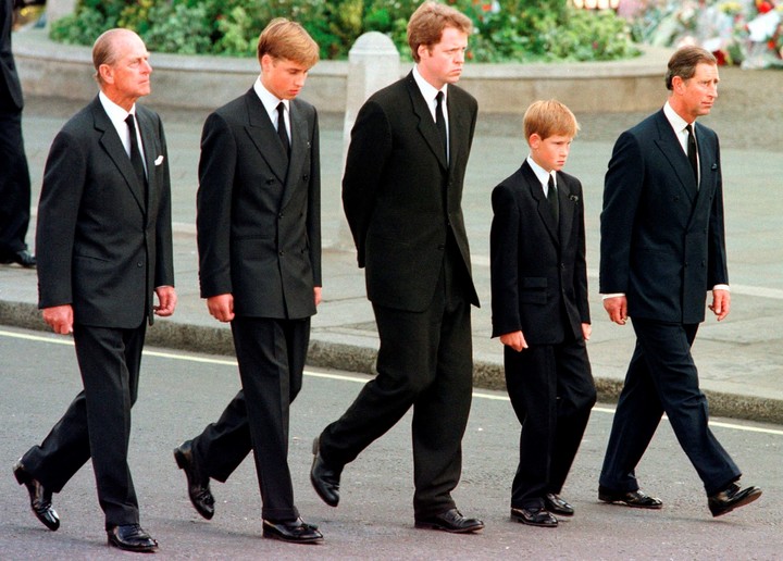 Una imagen del funeral de Diana, el 6 de septiembre de 1997: el entonces príncipe Carlos, sus hijos William y Harry, Earl Spencer y el fallecido príncipe Philip. Foto: AP