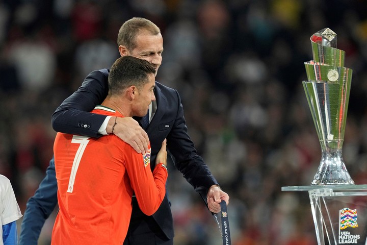 Ceferin premia a Cristiano Ronaldo por ganar con Portugal la Liga de Naciones 2025 de la UEFA. Foto AP