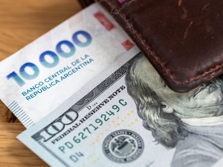 El mal humor global golpeó a empresas argentinas, el dólar subió $5 y el Central volvió a reducir las compras