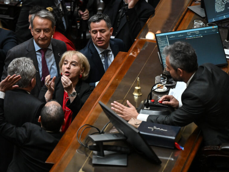 El oficialismo busca desbaratar una sesión opositora y abre una comisión para discutir proyectos de endeudamiento familiar