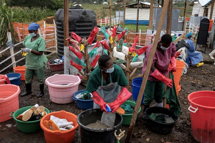 Los trabajadores esterilizan la ropa de protección utilizada por el personal sanitario que trabaja en la zona roja de la clínica. Foto de Finbarr O'Reilly.