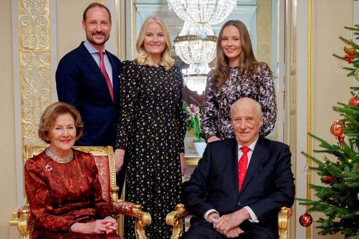 Retrato de la familia real de Noruega, con Haakon, Mette-Marit y la princesa Ingrid Alexandra. Debajo, el rey Harald y la reina Sonia. Foto EFE