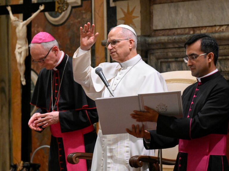 En la previa a su viaje a la Argentina, el Papa León XIV recibió al arzobispo de Luján en el Vaticano
