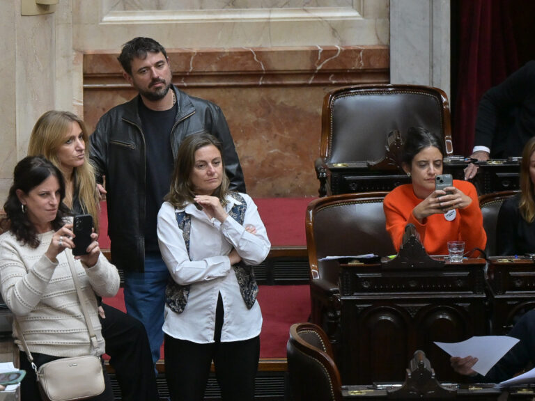 Endeudamiento familiar: la oposición se junta para presionar a Javier Milei en el Congreso