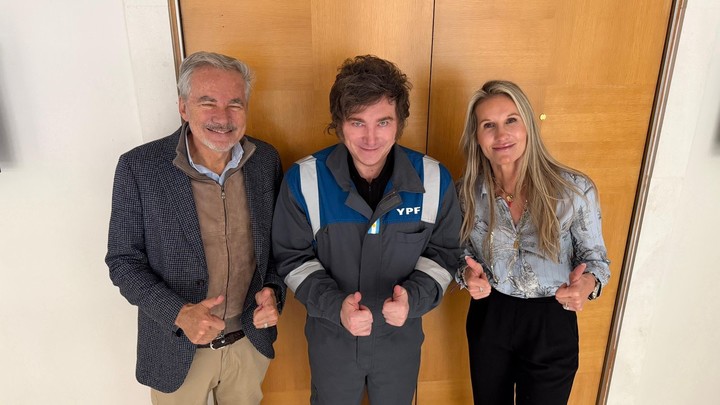 Javier Milei con el empresario Martín Varsavsky y su esposa, Nina Varsavsky. Foto Presidencia