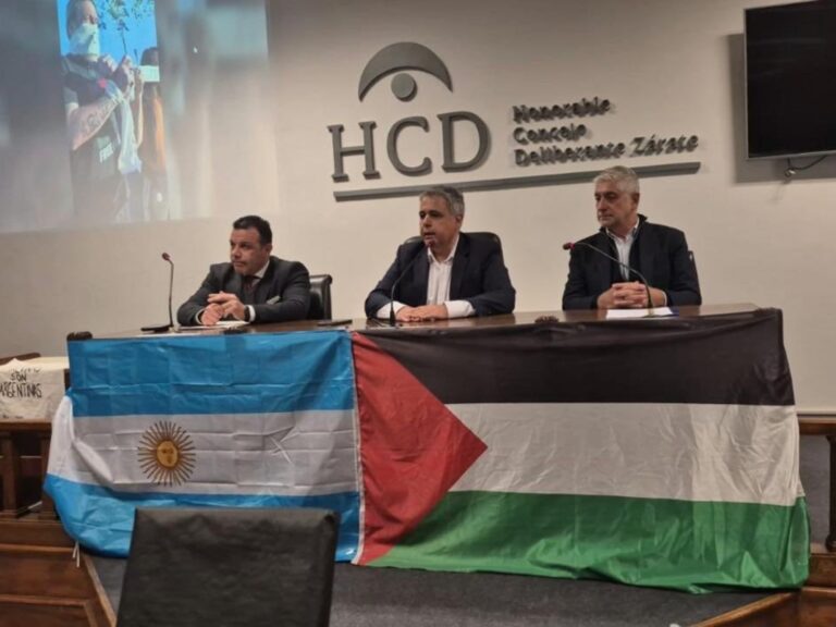 Escándalo en Zárate: el peronismo armó un acto pro Palestina en el Concejo Deliberante, embanderó el recinto, y hubo repudios