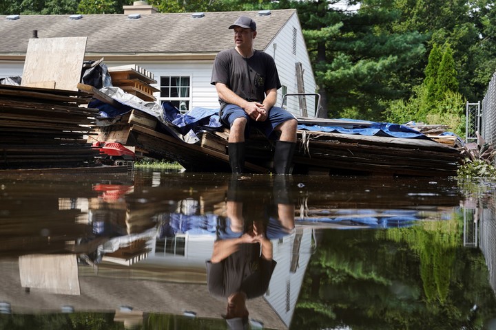 Un patio trasero inundado de una casa, donde su taller de carpintería también resultó dañado por las inundaciones, en Indianápolis. Foto AP