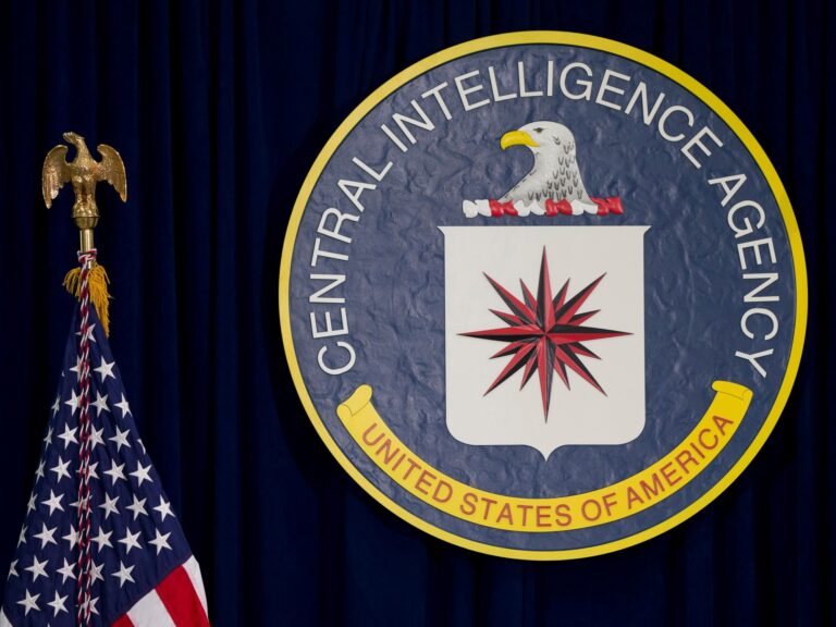 Éxodo de espías en Estados Unidos: el recorte del presupuesto golpea la CIA y se van cientos de agentes